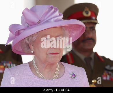 Die britische Königin Elizabeth II. Grüßt bei einem Besuch im Al-Alam Palast in Muscat, Oman. Stockfoto