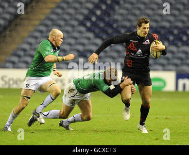 Rugby Union - Magners League - Edinburgh Rugby gegen Connacht - Murrayfield Stadium. Tim Visser von Edinburgh Rugby wird während des Spiels der Magners League im Murrayfield Stadium, Edinburgh, von Gavin Duffy von Connacht angegangen. Stockfoto