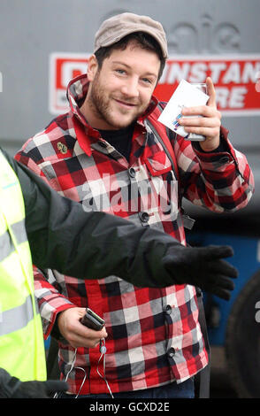 Der Kandidat Matt Cardle kommt in den Fountain Studios für den XFactor an. Stockfoto