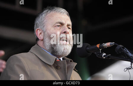 SIPTU-Präsident Jack O'Connor spricht bei einer Kundgebung, bei der Tausende von Menschen aus Protest gegen die Sparmaßnahmen der irischen Regierung durch das Stadtzentrum von Dublin marschieren. Stockfoto