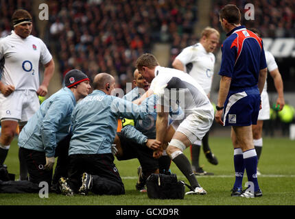 Rugby Union - Investec Challenge Series 2010 - England / Südafrika - Twickenham Stadium. Der englische Chris Ashton wird während des Spiels der Investec Challenge Series im Twickenham Stadium, London, behandelt. Stockfoto