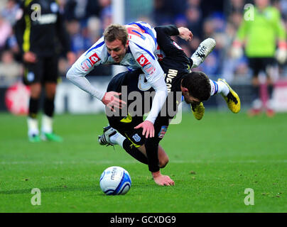 Rob Hulse von Queens Park Rangers und Mark Hudson von Cardiff City kämpfen während des npower Championship-Spiels in der Loftus Road, London, um den Ball. Stockfoto