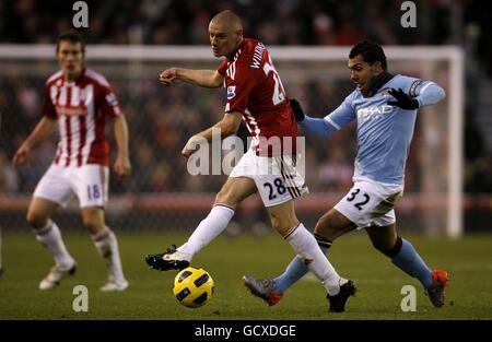 Fußball - Barclays Premier League - Stoke City / Manchester City - Britannia Stadium. Andy Wilkinson von Stoke City (links) und Carlos Tevez von Manchester City kämpfen um den Ball Stockfoto