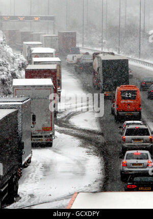 Lastwagen parkten auf der harten Schulter der Autobahn M25 in Reigate, Surrey, da große Gebiete Großbritanniens heute zum Stillstand gebracht wurden, als der große Frost die Nation festspannte. Stockfoto