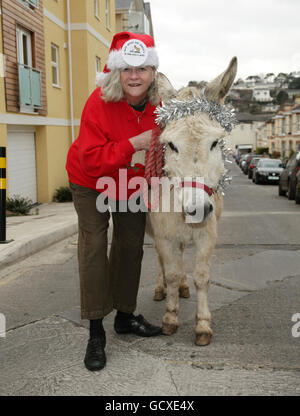 Die tanzende Teilnehmerin Ann Widdecombe mit Esel Dove, während einer Fotoaktion, um die Weihnachts-Kampagne für ihre Lieblings-Wohltätigkeitsorganisation Safe Haven for Esels in the Holy Land vor der Deborah Bond Dance School in Newton Abbott, Devon, zu starten. Stockfoto