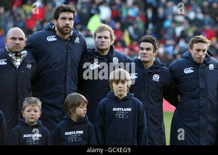 (Hintere Reihe links-rechts) Schottlands Dougie Hall, Jim Hamilton, Ross Rennie, Max Evans und Mike Blair mit Maskottchen Stockfoto