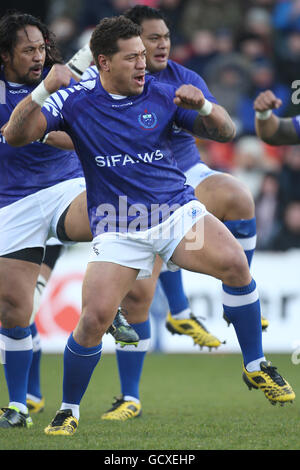 Rugby Union - EMC Herbsttest 2010 - Schottland / Samoa - Pittodrie Stadium. Samoa-Spieler führen vor dem Anpfiff die Siva Tau durch Stockfoto