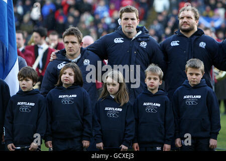 (Hintere Reihe links-rechts) Schottlands Rory Lawson, John Barclay und Euan Murray mit Maskottchen Stockfoto