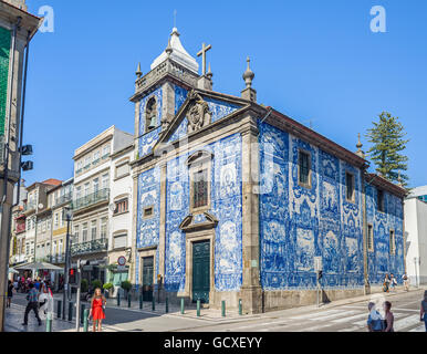 Hauptfassade der Capela Das Almas-Kapelle in Santa Catarina Straße in Porto, Portugal Stockfoto