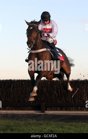 Jockey Barry Geraghty am Spirit River während des Fuller's London Chase Von Pride-Novizen Stockfoto