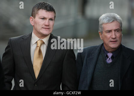 Ex-Boxweltmeister Ricky Hatton (links) und sein Vater Ray kommen im Manchester Civil Justice Center in Manchester an, wo der ehemalige Boxer in einem 1-Millionen-Verleumdungsverfahren von seinem ehemaligen Trainer Billy Graham wegen des Geldes verklagt wird, das er nach seiner Insackierung im Jahr 2008 für schuldig erklärt. Stockfoto