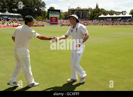 Der englische Kapitän Andrew Strauss schüttelt sich die Hände mit dem australischen Kapitän Ricky Ponting, nachdem er den zweiten Ashes-Test beim Adelaide Oval in Adelaide, Australien, gewonnen hat. Stockfoto