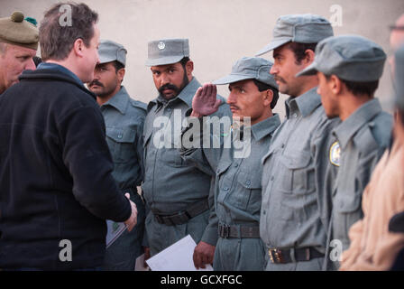 Absolventen patrouillieren Männer im Helmand Police Training Center in Afghanistan mit Premierminister David Cameron, der eine unangekündigte Reise ins Land unternommen hat, um die wachsende Stabilität zu demonstrieren und zu sehen, wie Truppen zur Ausbildung der afghanischen Sicherheitsdienste beitragen. Stockfoto