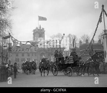 Der Herzog von York (rechts) und seine Braut, Lady Elizabeth Bowes-Lyon, passieren den Parliament Square auf ihrem Weg von Westminster Abbey zum Buckingham Palace. Stockfoto