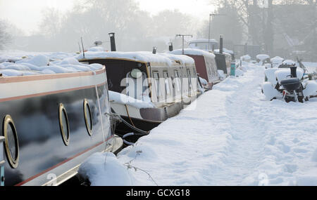 Kanalboote auf einem gefrorenen Stainforth- und Keadby-Kanal in Thorne, Doncaster. Stockfoto