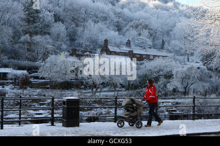 Starker Frost in den Bäumen und Häusern mit Blick auf Ironbridge in Shropshire. Stockfoto