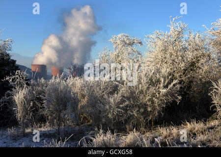 Starker Frost in den Bäumen mit Blick auf das Kraftwerk Ironbridge in Shropshire. Stockfoto