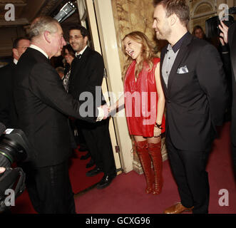 Der Prinz von Wales trifft die Sänger Kylie Minogue und Gary Barlow, als er zur Royal Variety Performance im Londoner Palladium in London kommt. Stockfoto