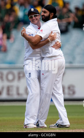 Der englische Monty Panesar feiert mit Kapitän Andrew Strauss (links), nachdem er Victorias Ryan Carters während eines internationalen Tour-Spiels auf dem Melbourne Cricket Ground, Melbourne, entlässt hat. Stockfoto