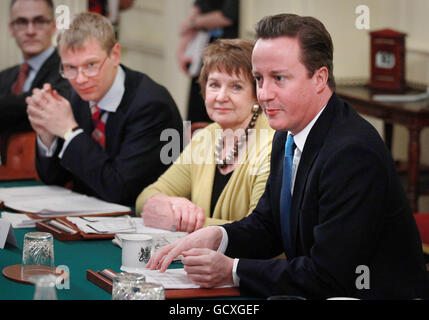 Premierminister David Cameron sitzt mit (links) Duncan Fisher of Kids in the Middle und Deidre Sanders (Mitte) der Zeitung Sun bei einem runden Tisch mit der Gruppe Kids in the Middle (KITM) in der Downing Street 10, London. Stockfoto