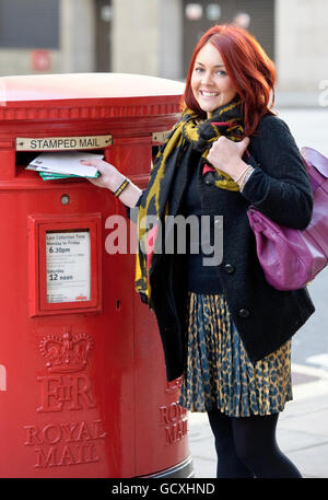 Schauspielerin Lacey Turner wirbt für die neuesten empfohlenen Posttermine der Royal Mail vom 18. Dezember für die 2nd Class Mail und vom 21. Dezember für die 1st Class Mail im Zentrum von London. Stockfoto