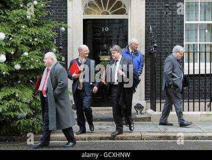 (Von links nach rechts) Gemeindesekretär Eric Pickles, Minister des Außenministeriums für Wirtschaft, Innovation und Fähigkeiten David Willetts, Leiter der Herren Lord Strathclyde, Leiter des Unterhauses Sir George Young und Chief Whip Patrick McLoughlin verlassen 10 Downing Street nach der wöchentlichen Kabinettssitzung in London. Stockfoto