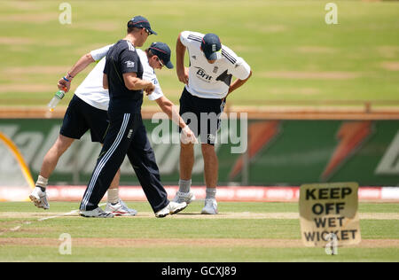 England Kapitän Andrew Strauss schaut mit Trainer Andy Flower und Chris Tremlett während einer Nets Session im WACA in Perth, Australien, auf den Platz. Stockfoto