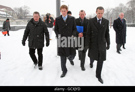 Prinz Harry, bei seinem Besuch in der Berliner Mauer-Gedenkstätte Bernauer Straße in Berlin, legte er einen Kranz nieder, um an die Toten zu erinnern, die beim Überqueren der berüchtigten Mauer starben. Stockfoto