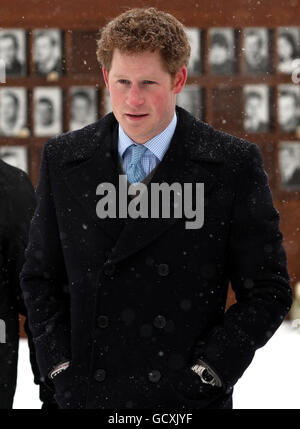 Prinz Harry, bei seinem Besuch in der Berliner Mauer-Gedenkstätte Bernauer Straße in Berlin, legte er einen Kranz nieder, um an die Toten zu erinnern, die beim Überqueren der berüchtigten Mauer starben. Stockfoto