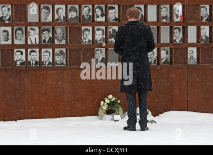 Prinz Harry, bei seinem Besuch in der Berliner Mauer-Gedenkstätte Bernauer Straße in Berlin, legte er einen Kranz nieder, um an die Toten zu erinnern, die beim Überqueren der berüchtigten Mauer starben. Stockfoto