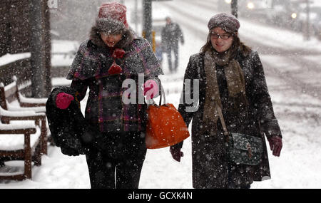 Die Menschen machen ihren Weg durch Edinburgh, als Schnee und eisige Bedingungen in Zentralschottland treffen. Stockfoto