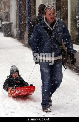 Die Menschen machen ihren Weg durch Edinburgh, als Schnee und eisige Bedingungen in Zentralschottland treffen. Stockfoto