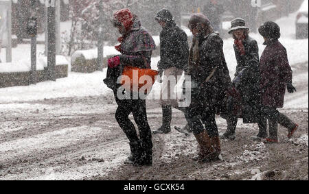 Die Menschen machen ihren Weg durch Edinburgh, als Schnee und eisige Bedingungen in Zentralschottland treffen. Stockfoto