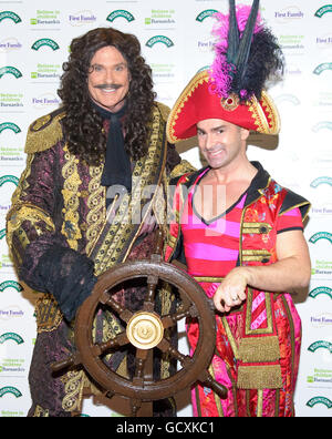 Schauspieler David Hasselhoff (links) und Louie Spence bei der Robinsons Gala Performance von Peter Pan im New Wimbledon Theater, die zugunsten der Kinderhilfe stattfand. Stockfoto