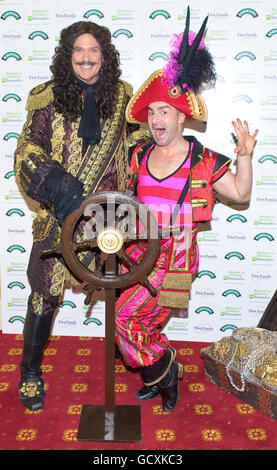 Schauspieler David Hasselhoff (links) und Louie Spence bei der Robinsons Gala Performance von Peter Pan im New Wimbledon Theater, die zugunsten der Kinderhilfe stattfand. Stockfoto