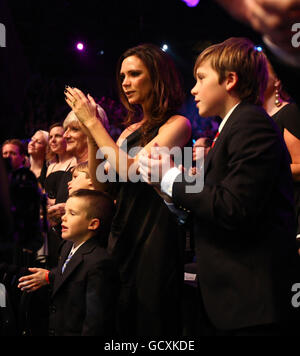 Victoria Beckham applaudiert ihrem Mann David, als er den Lifetime Achievement Award während der BBC Sport Personality of the Year Awards in der LG Arena in Birmingham erhält. Stockfoto