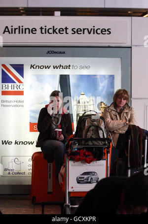 Passagiere warten und warten im Terminal 4 am Londoner Flughafen Heathrow an, da das Winterwetter weiterhin Transportprobleme verursacht. Stockfoto