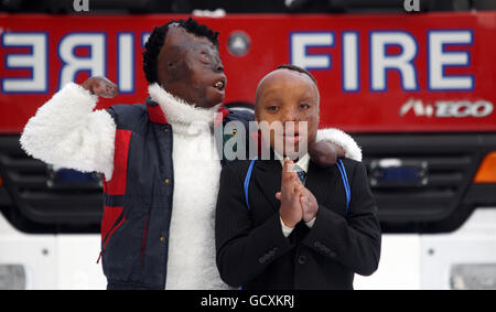Sizwe Hlope (rechts), die als Kind schwer verbrannt wurde, und die 16-jährige Dorah Mokoena, die im Alter von sechs Monaten schwer verbrannt wurde, helfen beim Start einer Weihnachts-Brandschutzkampagne. Im Londoner Feuerwehrhauptquartier. Mit 1,300 Hausbränden pro Jahr, die durch Kerzen in Großbritannien verursacht werden, zielt die Kampagne "so schön, so tödlich" darauf ab, die Gefahren des Leuchtes von Kerzen zu Hause aufzuzeigen. Stockfoto