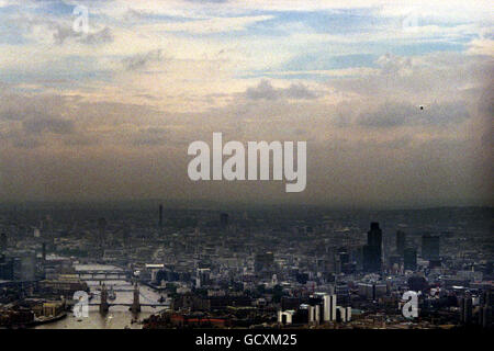 Gebäude und Sehenswürdigkeiten - Skyline von London. Eine Luftaufnahme der Skyline von London, mit der Tower Bridge, links im Vordergrund, und der City of London, rechts. Stockfoto