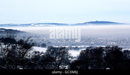 Der Blick von der Spitze des Cooper's Hill, in der Nähe von Brockworth, Gloucester, während der Nebel über die Stadt Gloucester und Umgebung steigt. Stockfoto