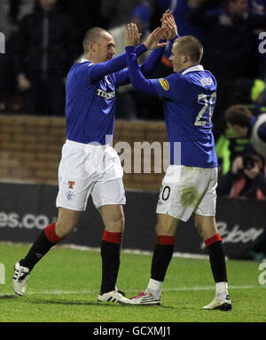 Kenny Miller (links) der Rangers feiert sein zweites Tor mit Vlaimir Weiss während des Spiels der Clydesdale Bank Scottish Premier League in Fir Park, Motherwell. Stockfoto