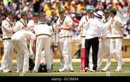 Der australische Kapitän Ricky Ponting argumentiert mit dem Schiedsrichter Aleem dar, nachdem Australien die Entscheidung für das Wicket von Kevin Pietersen beim vierten Test auf dem Melbourne Cricket Ground in Melbourne, Australien, erfolglos überprüft hatte. Stockfoto