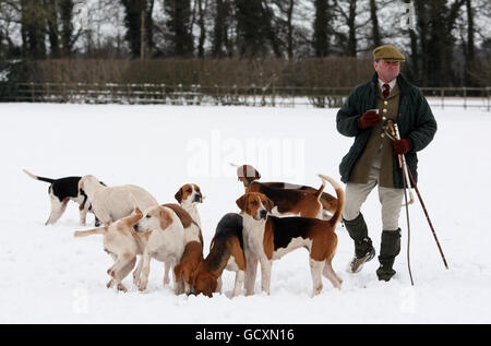 Huntsman, William Deakin, aus Kineton, Warwickshire, steht mit seinen Hunden, während sich die Warwickshire-Jagd in Upton zur traditionellen Jagd am zweiten Weihnachtsfeiertag versammelt. Stockfoto