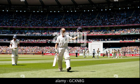 Der Engländer Jonathan Trott verlässt das Feld nach seinen ungeschlagenen 168 Läufen während des vierten Tests auf dem Melbourne Cricket Ground in Melbourne, Australien. Stockfoto