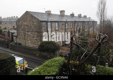 Eine allgemeine Ansicht zeigt eine Reihe von Reihenhäusern auf der Cockley Hill Lane, Kirkheaton, Huddersfield, wo in den frühen Morgenstunden ein bewaffneter Seige endete. Stockfoto