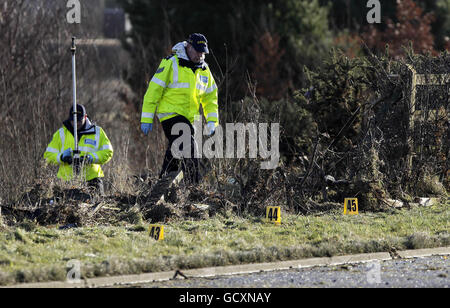 Gardai bei der Szene auf der Südspur der M1 in der Nähe von Milltown, Co Louth, wo zwei Menschen getötet wurden, nachdem ein einziges Auto heute früh durch einen Zaun gepflügt wurde. Stockfoto