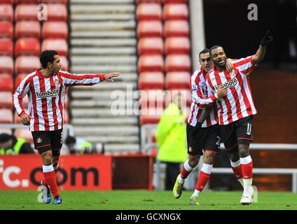 Darren Bent (rechts) von Sunderland feiert das zweite Tor seiner Seite Des Spiels mit Teamkollegen Ahmed Elmohamady (Mitte) und Kieran Richardson (links) Stockfoto