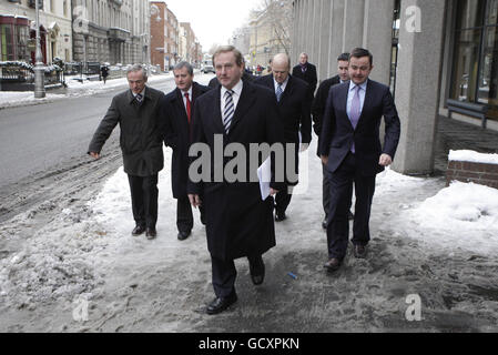 Fine Gael-Chefin Enda Kenny (Mitte) kommt im Shelbourne Hotel in Dublin an, um die alternativen Budgetvorschläge der Partei zu skizzieren. Stockfoto