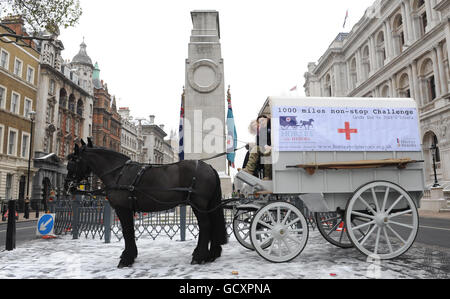 Jackie El Tawil und Captain Charlie Dalziel fahren während des Starts von Horses Help Heroes Charity Ritt from Land's End to John O'Groats einen Rettungswagen des 1. Weltkriegs entlang Whitehall in London, um dabei zu helfen, Gelder für verletzte Servicekräfte zu sammeln. Stockfoto