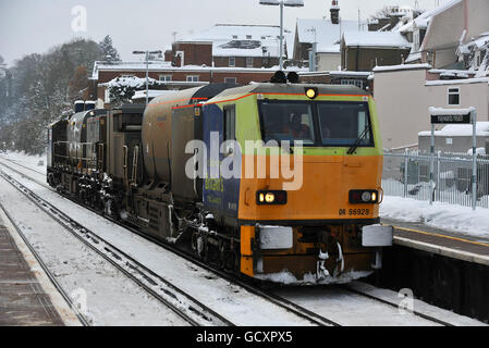 Ein Gleisfreizug fährt durch die Haywards Heath Station in Sussex, auf der Brighton-London-Hauptlinie, da der Schnee weiterhin einen Großteil des Vereinigten Königreichs bedeckt. Stockfoto